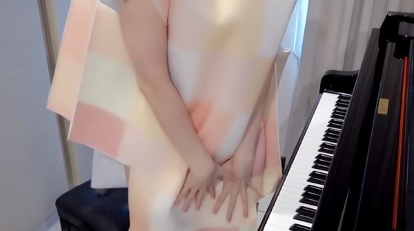 ▲爆乳鋼琴女神YouTuber抱胸破尺度。（圖／翻攝自YouTube／Pan Piano）