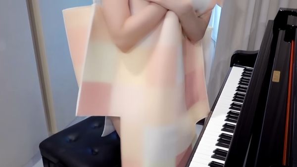 ▲爆乳鋼琴女神YouTuber抱胸破尺度。（圖／翻攝自YouTube／Pan Piano）