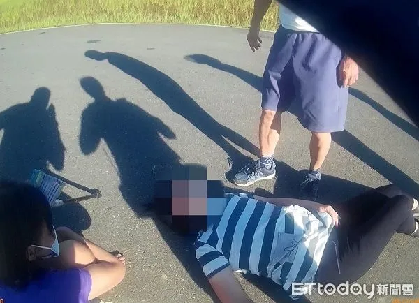 ▲田姓女子帶失智母散步，自己卻因身體不適而昏倒。（圖／八德警分局提供）