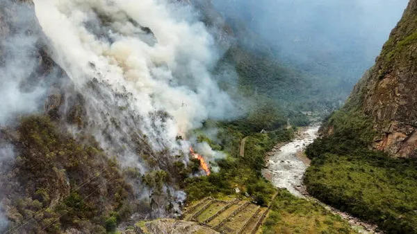 ▲▼秘魯爆發森林大火，火勢蔓延至印加古蹟馬丘比丘，讓這座重要的考古發掘中心岌岌可危。（圖／路透）