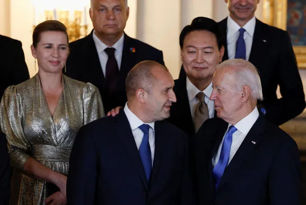 ▲▼南韓總統尹錫悅28日在西班牙馬德里王宮出席北約峯會歡迎晚宴，和拜登總統握手後卻被冷落在一旁，引發南韓網友不滿。（圖／路透）