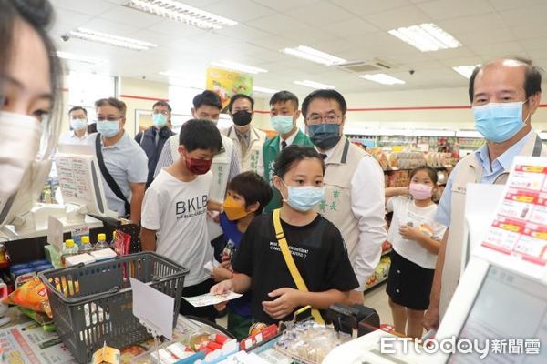 ▲台南市社會局辦理台南市愛心餐食補給站計畫，於安平區的統一超商舉辦愛心餐食補給站開跑儀式，黃偉哲市長親自出席儀式。（圖／記者林悅翻攝，下同）