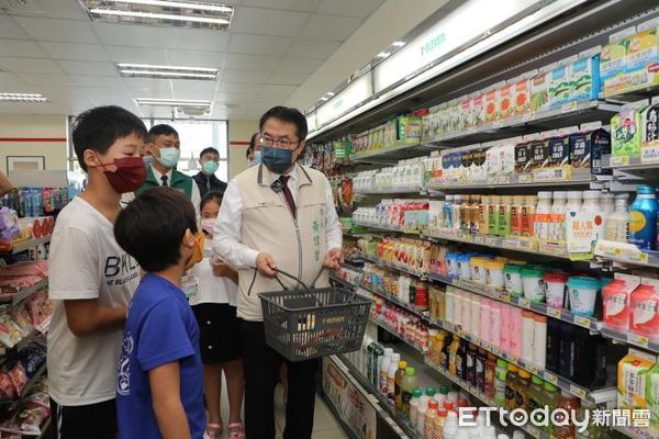 ▲台南市社會局辦理台南市愛心餐食補給站計畫，於安平區的統一超商舉辦愛心餐食補給站開跑儀式，黃偉哲市長親自出席儀式。（圖／記者林悅翻攝，下同）