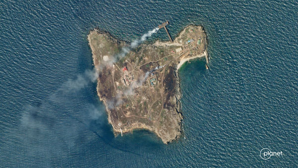 ▲▼烏克蘭蛇島碼頭與島上設施遭砲彈轟炸，冒出濃煙。（圖／路透）
