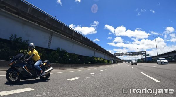 ▲▼大型重機車主今上國道行駛爭取路權。（圖／車主提供）