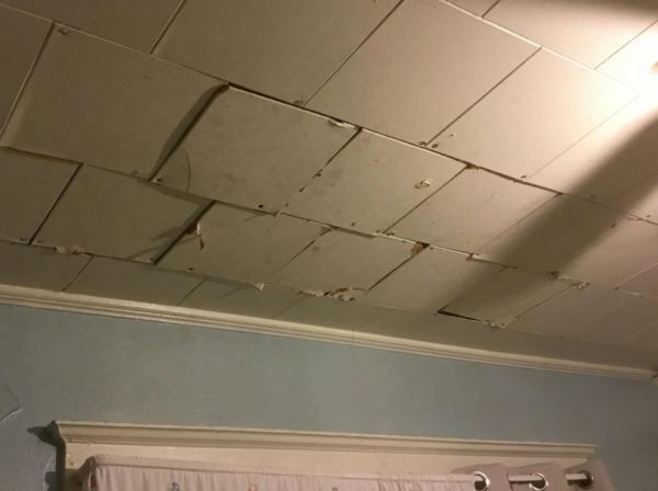 ▲▼ 樓上鄰居狂踩，她家天花板毀了。（圖／翻攝自Reddit）