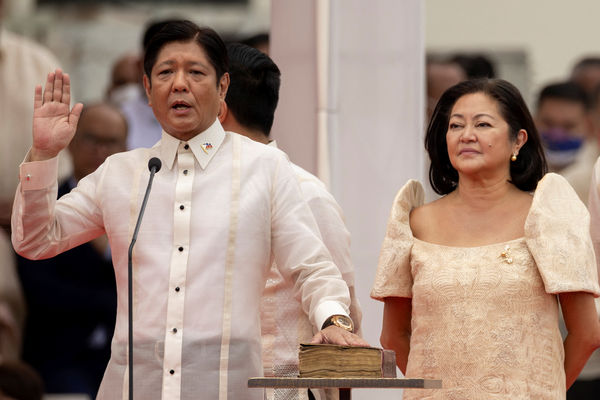▲▼小馬可仕宣誓就任菲律賓第17屆總統。（圖／路透）