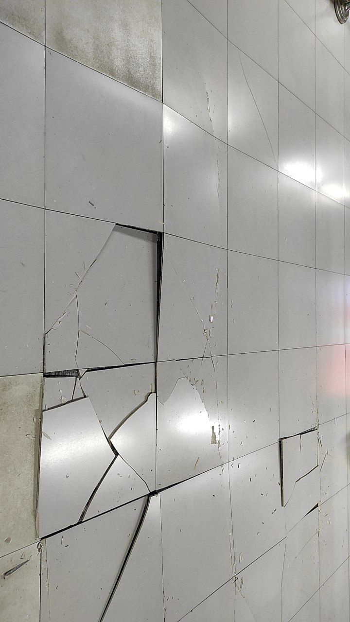 ▲▼台北車站地下一樓通道地磚爆裂。（圖／記者李姿慧翻攝）