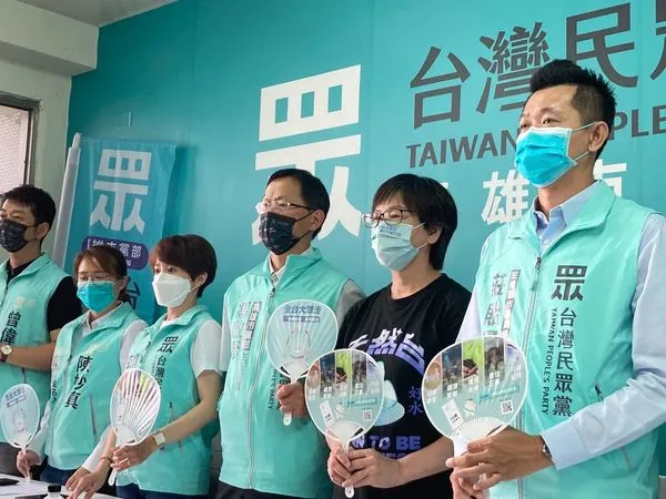 ▲▼台灣民眾黨選戰小組召集人、立法委員蔡壁如、高雄市黨部主委馮啟彥，與議員、里長參選人包括莊貽量（左楠）、劉家榮（旗鼓鹽）、陳妙真（鳳山）、陳惠君（仁武鳥松大樹大社）、李佳玲（三民）、曾偉修（鼓山區龍子里）。（圖／記者賴文萱翻攝）