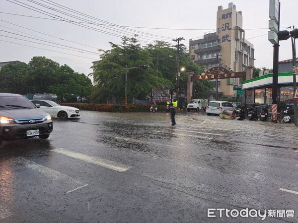 ▲▼雷雨猛炸！高雄岡山台1線車道疑遭雷擊「炸出大洞」 。（圖／記者許宥孺翻攝）