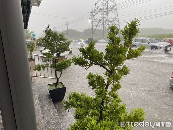 ▲▼雷雨猛炸！高雄岡山台1線車道疑遭雷擊「炸出大洞」 。（圖／記者許宥孺翻攝）