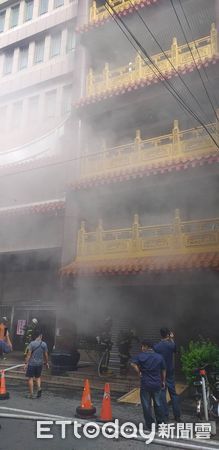 ▲北港朝天宮行政大樓傳出火警，疑為電器因素冒出濃煙。（圖／記者蔡佩旻翻攝）