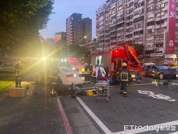 ▲▼駕駛衝撞停紅燈汽、機車，正騎車前往中國醫藥大學附設醫院上班的保全，慘被撞飛身亡。（圖／記者邱中岳翻攝）