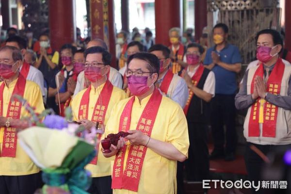 ▲台南市政府與南鯤鯓代天府舉辦「台南市壬寅禳疫消災萬神朝禮祈福大法會」，由市長黃偉哲擔任主祭官，與台南市165間宮廟代表一同與祭，祈求眾神護佑，疫情早日退散。（圖／記者林悅翻攝，下同）