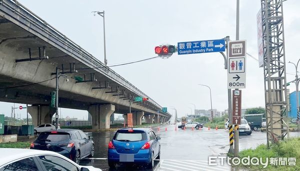 ▲桃園市台61線觀音區平面道路與忠孝路之間，2日上午因豪雨導致路面積水過膝，警方在路口處架設封鎖線，引導後方車輛繞道行駛。（圖／記者沈繼昌翻攝）