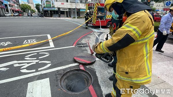 ▲▼高雄路口人孔蓋狂噴白煙，竟是老舊電線在搞鬼。（圖／記者吳世龍攝）