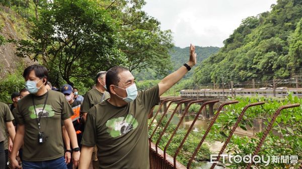 ▲侯友宜體驗三貂嶺自行車道 帶動「青春山海線」低碳旅遊熱潮。（圖／新北市工務局提供）