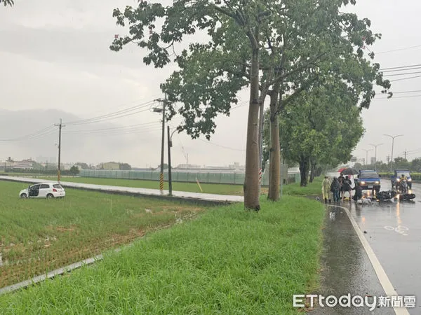 ▲台一線雲林莿桐鄉與西螺鎮交界處發生汽機車車禍，造成機車騎士與乘客均骨折送醫。（圖／記者蔡佩旻翻攝）