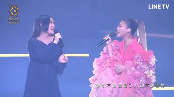 ▲第33屆金曲獎，艾怡良、徐佳瑩表演。（圖／翻攝自LINE TV）