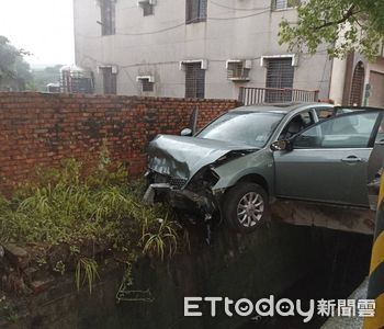 差一點！台南豪大雨2車相撞車禍「車輪懸空卡排水溝柱」