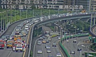 快訊／國一北上15.8K紫爆！休旅車翻車3傷　回堵至少3公里