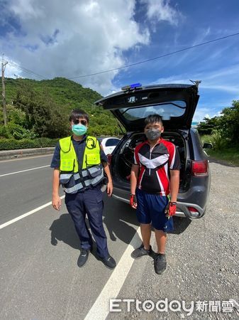 ▲枋寮警分局枋山分駐所警員吳金儒即時協助陳姓高中畢業生             。（圖／記者陳崑福翻攝，下同）