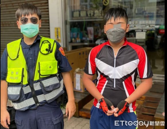 ▲枋寮警分局枋山分駐所警員吳金儒即時協助陳姓高中畢業生             。（圖／記者陳崑福翻攝，下同）