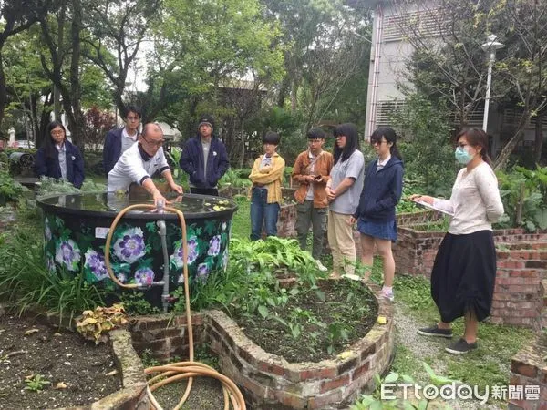 ▲邱奕儒老師向學生示範碧雲莊生態水池的設計概念。（圖／慈濟大學提供，下同）