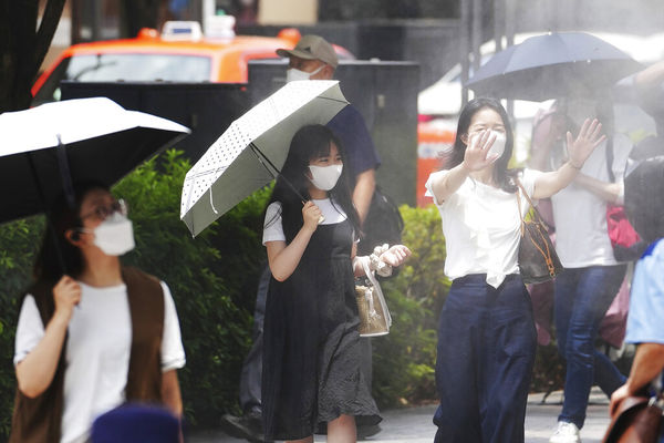 ▲▼ 日本東京天氣炎熱，行人接受噴霧降溫。（圖／達志影像／美聯社）