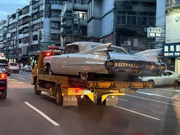 ▲▼網友在台北市目睹超罕見的凱迪拉克古董車。（圖／翻攝自爆料公社）