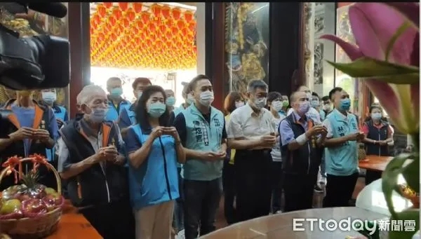 ▲台北市長柯文哲到屏東市海豐三山國王廟參拜             。（圖／記者陳崑福翻攝）