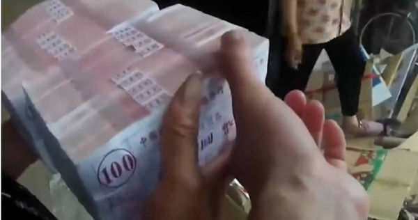 大陸江蘇省一位女子日前向當地警方報案稱，母親將裝有20萬人民幣現金（約台幣89萬）的紙箱當成廢品賣掉。（圖／翻攝自微博／江蘇新聞）