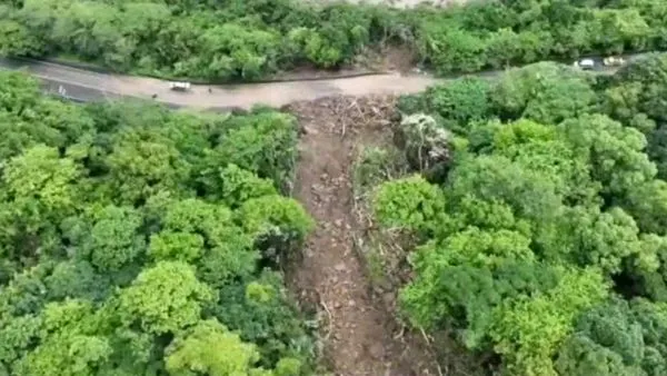 ▲▼     苗栗21線崩山空拍畫面曝光        。（圖／翻攝臉書／苗栗縣政府工務處）