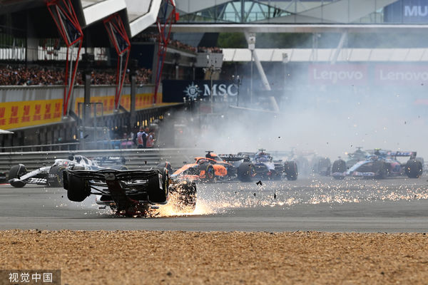F1重大意外！中國史上首位車手被頂　翻車起火光摔出場外