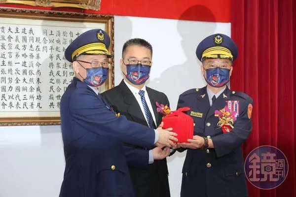 黃明昭（右）、內政部長徐國勇和陳家欽（左）。