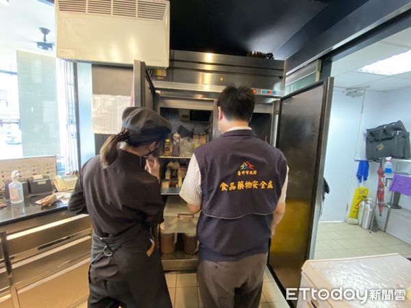 ▲連鎖咖啡店員工清冰箱竟穿鞋整個人鑽入，遭PO網「有奪熱！」。（圖／記者游瓊華翻攝）