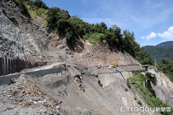 ▲南投縣長林明溱再度踏勘投89線崩坍地點。（圖／南投縣政府提供，下同）