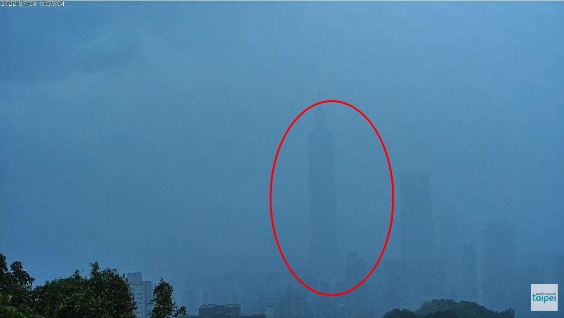 ▲雨彈狂炸雙北，台北101大樓幾乎快看不見。（圖／翻攝自北市觀傳局「象山看台北-4K即時影像」）