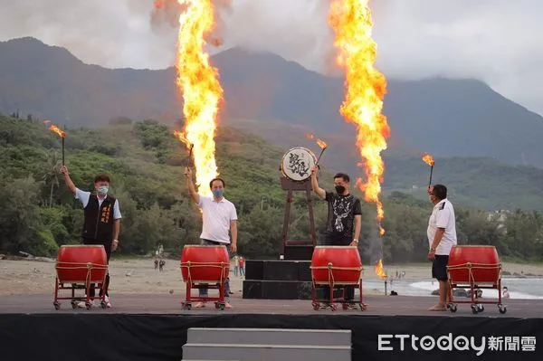 ▲▼台東卑南鄉公所在杉原海水浴場舉辦「擊浪」藝術表演活動。（圖／卑南鄉公所提供，下同）
