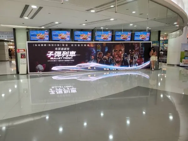 台北轉運站《子彈列車》巨幕（圖／業者提供）