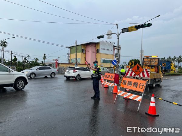 ▲屏鵝公路種樹百里計畫，屏警施工路段交通疏導             。（圖／記者陳崑福翻攝，下同）