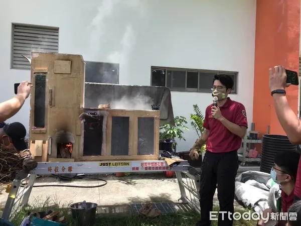 ▲台南市消防局第五大隊，研發自製「火煙判讀戰術燃燒櫃」，在充足的安全防護下，進行消防人員火煙流判讀及消防戰術運用的訓練。（圖／記者林悅翻攝，下同）