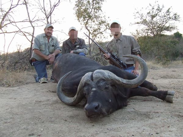 ▲▼住在南非的55歲男子納德（Riaan Naude）為遊客提供打獵體驗服務，行徑殘忍，最終他本人也慘死槍下。（圖／翻攝自Facebook／Riaan Naude）