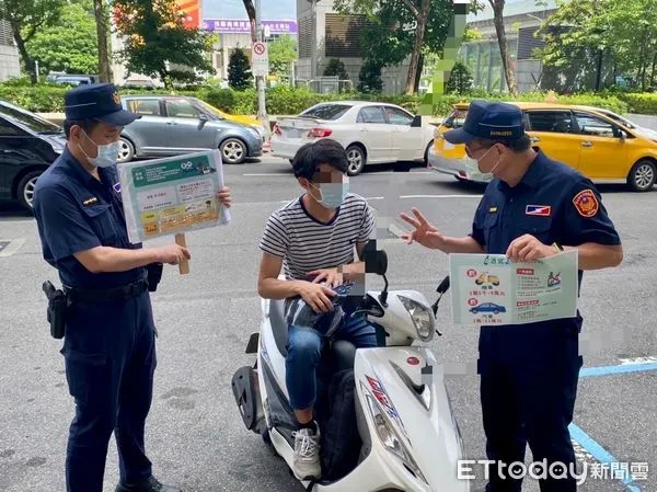 ▲台北市保安警察大隊第三中隊中隊長吳文城日前偕隊員對民眾進行酒駕加重罰則宣導。（圖／記者張君豪翻攝）