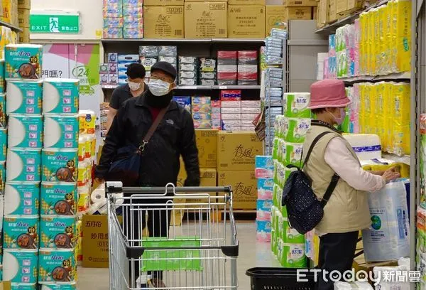 ▲▼隨著木片、國際紙漿價格、運輸、能源以及包材等五大成本齊漲，國內衛生紙大廠永豐餘宣布旗下多個衛生紙品牌價格將於 2 月下旬調漲，平均漲幅 8-20%。目前大賣場內貨源充足，並沒有發生民眾預期漲價搶購囤積的情形。（圖／記者湯興漢攝）