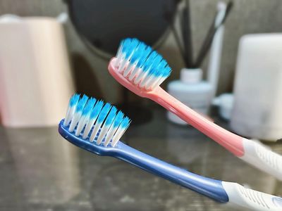 超夯「神級牙刷」深層清潔！智慧型抗菌刷毛「1根分成極細4叉」