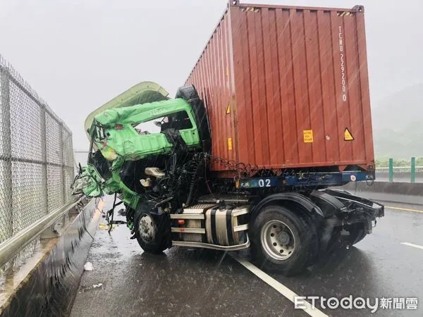 ▲▼  台61自撞。（圖／記者戴上容翻攝）
