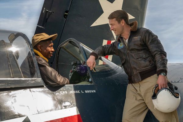 「劊子手」格蘭鮑威爾再開戰鬥機飛向天際，最新電影《決戰38度線》將經典戰役搬上大銀幕。（圖／CATCHPLAY提供）