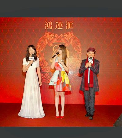 ▲陳海茵（左）2016年主持尾牙場時，朱俐靜（中）剛好擔任演唱嘉賓。（圖／翻攝自Facebook／陳海茵）