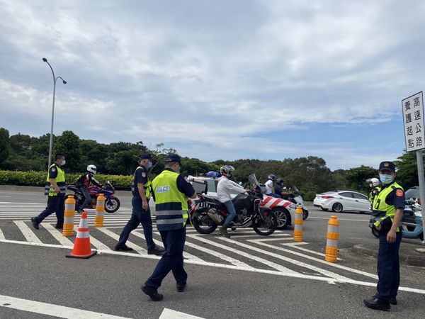 ▲大型重機上國道被警方攔下開罰。（圖／國道警方提供）